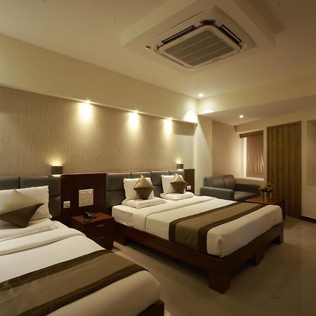 Metro Plaza Hotel Mangalore Esterno foto