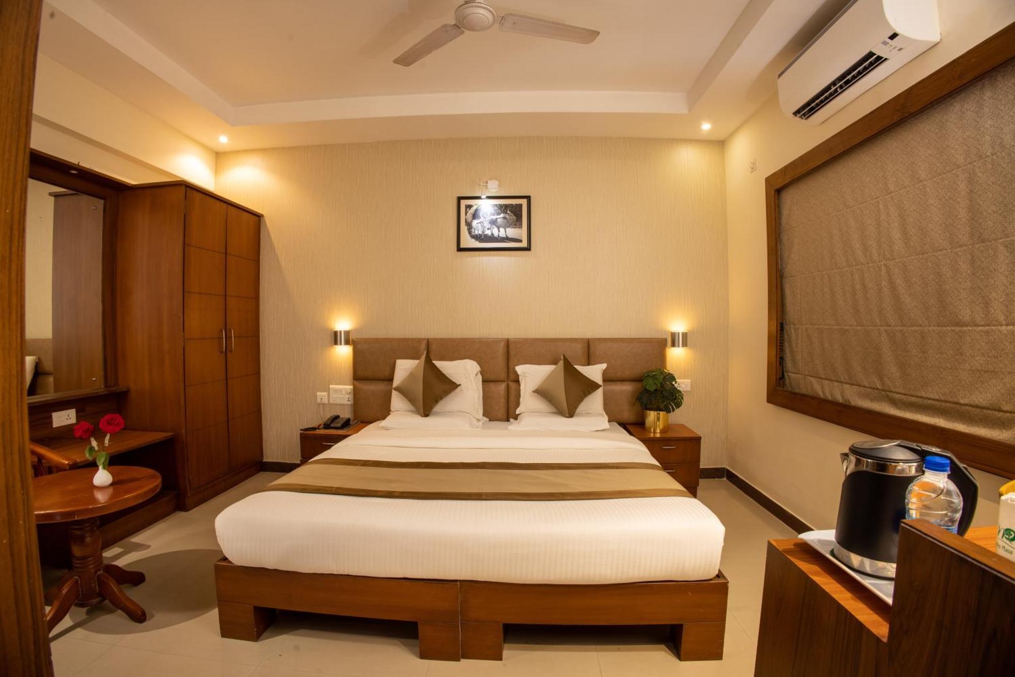 Metro Plaza Hotel Mangalore Esterno foto