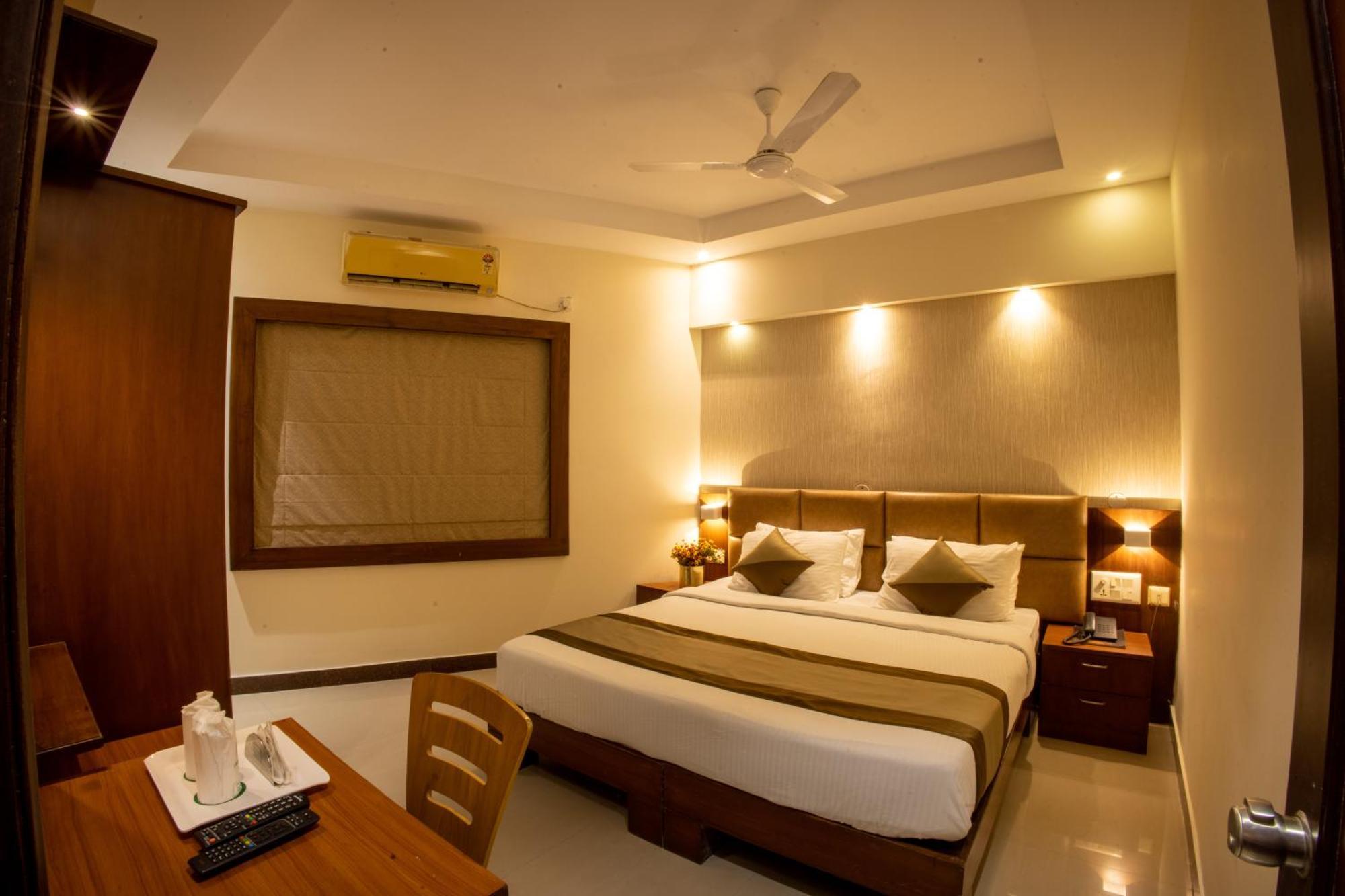 Metro Plaza Hotel Mangalore Esterno foto