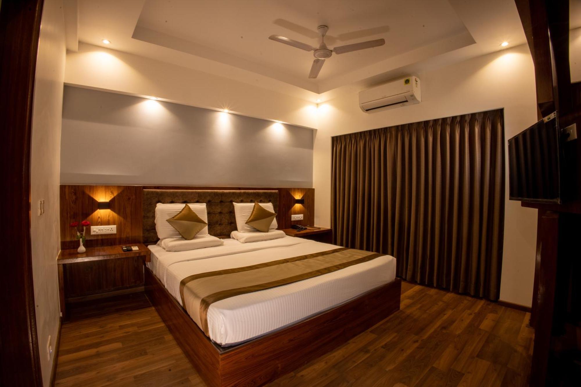 Metro Plaza Hotel Mangalore Esterno foto