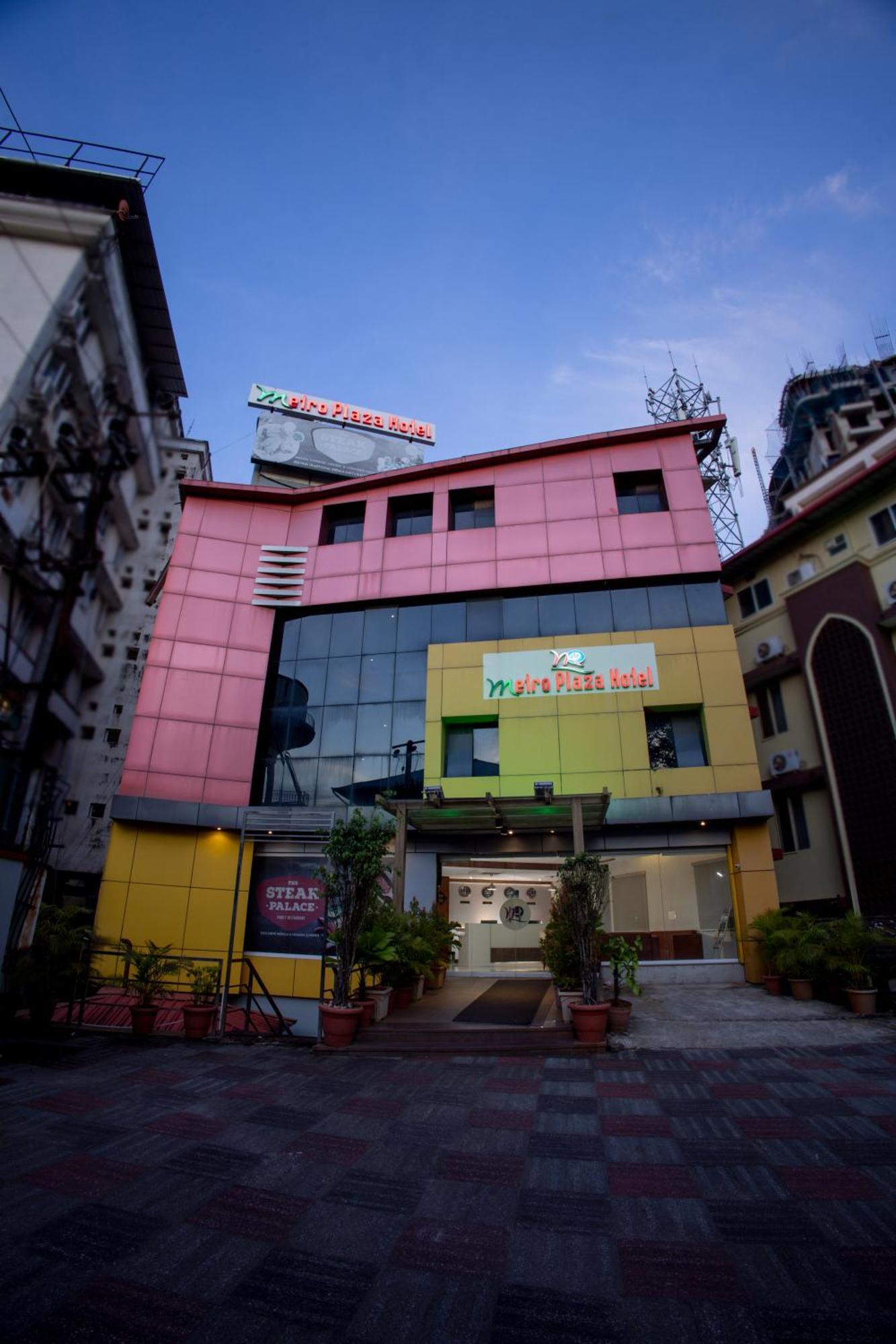 Metro Plaza Hotel Mangalore Esterno foto